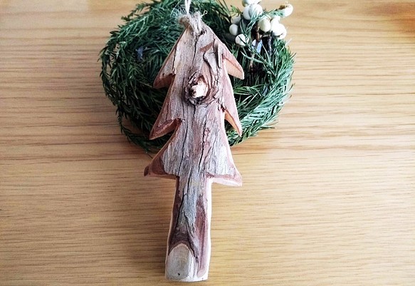 手で作ったツリー型　大／木製クリスマスオーナメント 1枚目の画像