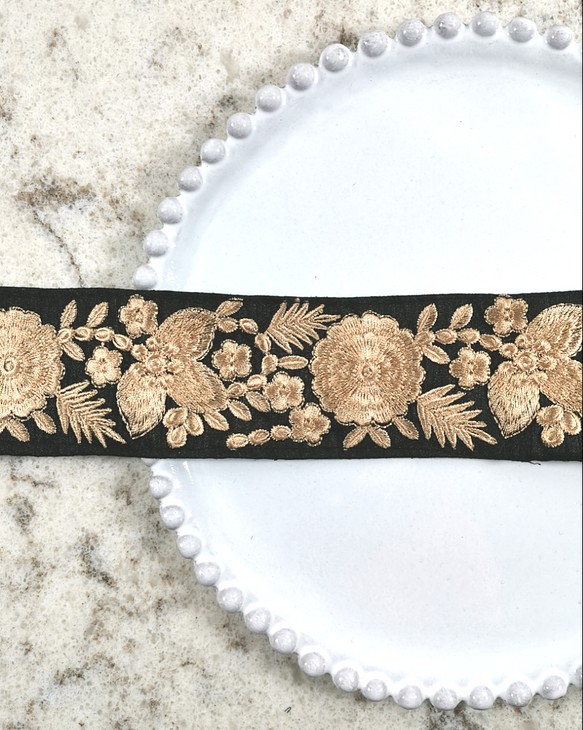 G19　インド刺繍リボン　ブラック　ベージュ フラワー　花柄 1枚目の画像