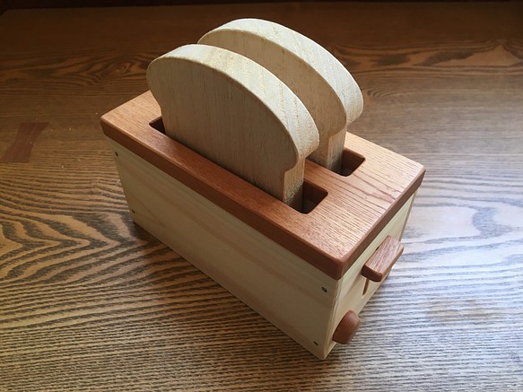 木のトースター　パン付き 1枚目の画像