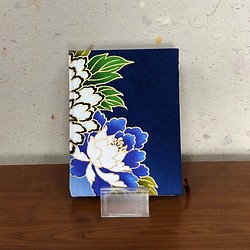 京友禅 KIMONO ノート（紺青牡丹）Ａ６　罫線入 1枚目の画像