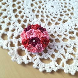 刺繍糸アクセサリー花毬【ブローチ】 1枚目の画像