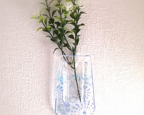 ブルーフラワー模様のガラス製壁掛け花瓶　花入れ　花器