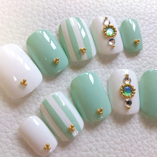 ｴﾒﾗﾙﾄﾞｸﾞﾘｰﾝのストライプのネイルチップ 3 ヘッドドレス ウェディング Jam Nail 通販 Creema クリーマ ハンドメイド 手作り クラフト作品の販売サイト