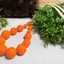 ・HNTK・・・フェルトボール　オレンジ　ネックレス　N0351 1枚目の画像