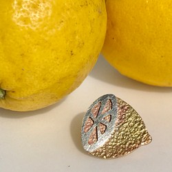 レモン ピンブローチ 真鍮とシルバー950製 1枚目の画像