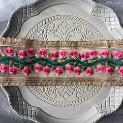 【50cm】9cm幅 インド 刺繍リボン トリム チロリアンテープ  ハンドメイド素材 花柄 ピンク ゴールド 1枚目の画像