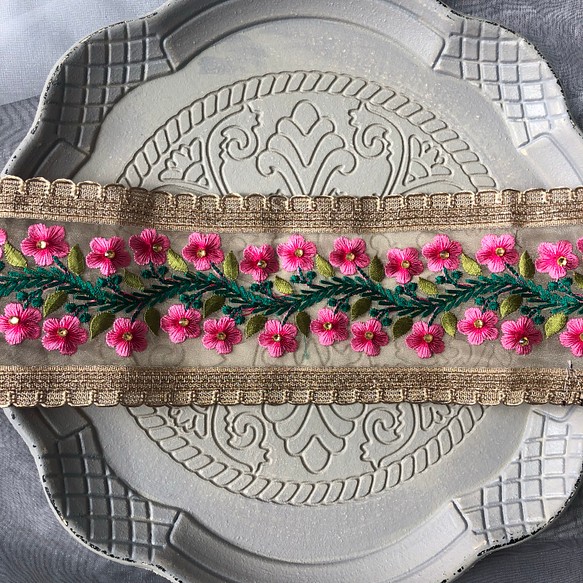 【1m裁断済み】9cm幅 インド 刺繍リボン トリム チロリアンテープ  ハンドメイド素材 花柄 ピンク ゴールド 1枚目の画像