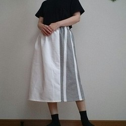 白デニムスカート縫い合わせ生地で個性的ウエストゴム 1枚目の画像