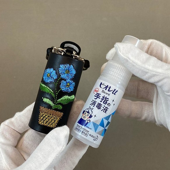 除菌スプレーボトルケース 青い花の刺繍 ビオレu手指消毒液対応 No