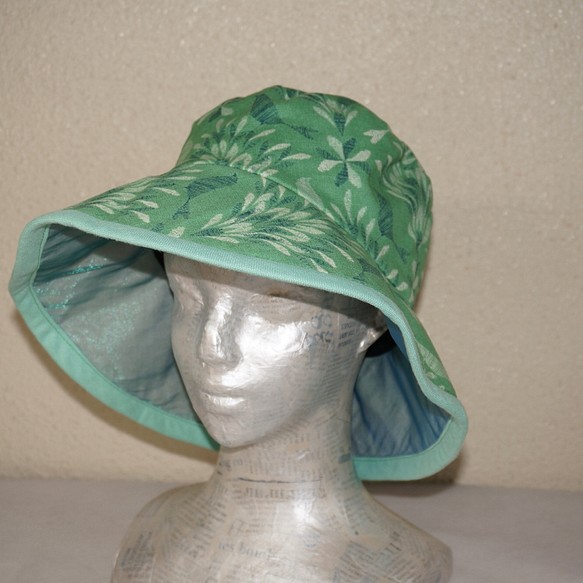 緑のコットン夏帽子　爽やか　被りやすい　二つ折りでバッグに入れられる 1枚目の画像