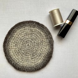 エストニアの無撚毛糸で作った小さな敷き物・コースター　チャコールグラデーション 1枚目の画像