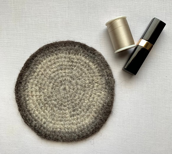 エストニアの無撚毛糸で作った小さな敷き物・コースター　チャコールグラデーション 1枚目の画像