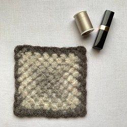 エストニアの無撚毛糸で作った小さな敷き物・コースター　　クロシェット白 1枚目の画像