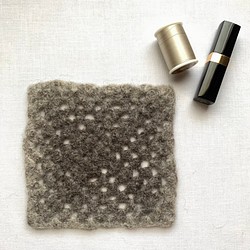 エストニアの無撚毛糸で作った小さな敷き物・コースター　クロシェットチャコール 1枚目の画像