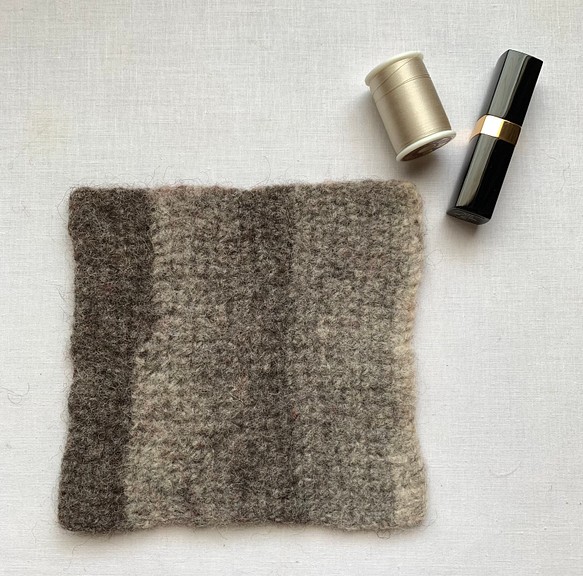 エストニアの無撚毛糸で作った小さな敷き物・コースター　　チャコールだんだん 1枚目の画像