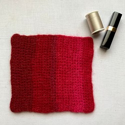エストニアの無撚毛糸で作った小さな敷き物・コースター　　赤色グラデーション 1枚目の画像