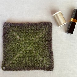 エストニアの無撚毛糸で作った小さな敷き物・コースター　　濃いみどり 1枚目の画像