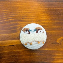 寄り添う2羽のスズメたち　刺繍　くるみボタン　ブローチ　ベージュ 1枚目の画像