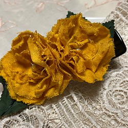 辛子色の　花の　ヘアークリップ　大 1枚目の画像