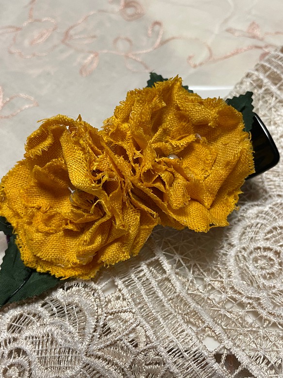 辛子色の　花の　ヘアークリップ　大 1枚目の画像