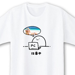 仕事中（海）【ホワイト】ekot Tシャツ 5.6オンス<イラスト：店長 里一磨> 1枚目の画像