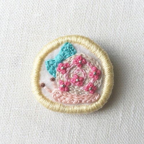 オーダー品】紫陽花とカタツムリの 刺繍ブローチ ハンドメイド