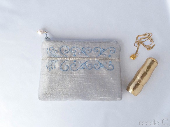 刺繍模様が美しいジュエリーポーチ　リップケース　カード入れ　ミニポーチ　インドシルク　 1枚目の画像