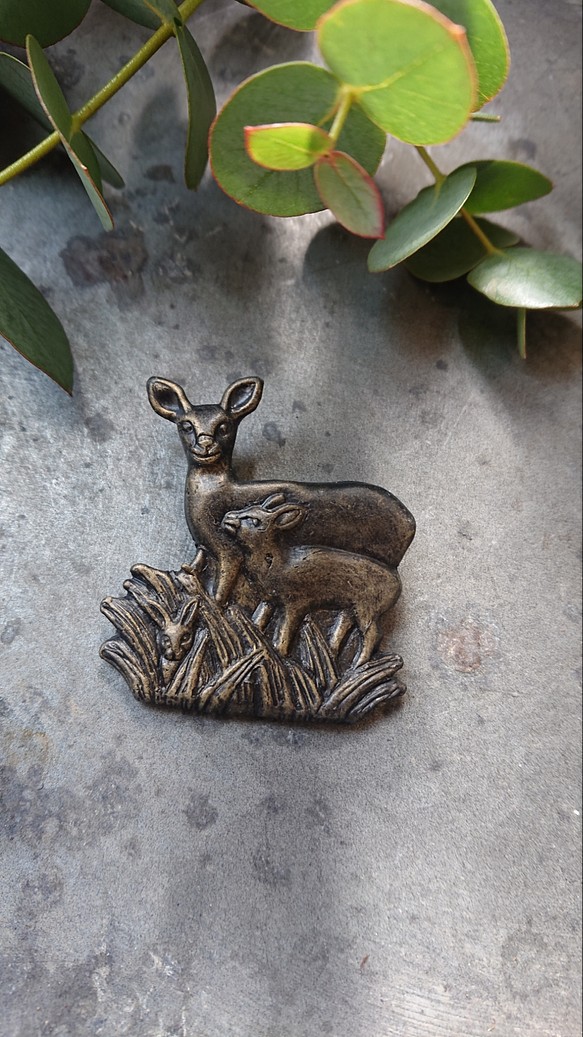 〈樹脂粘土〉鹿の親子のブローチ 1枚目の画像