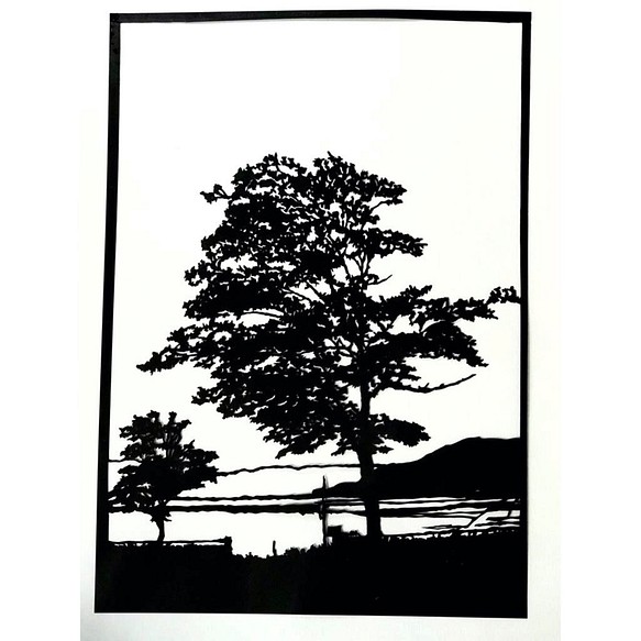切り絵「二本の木」ハガキ・２L・A4サイズ/モノクロ/風景 1枚目の画像