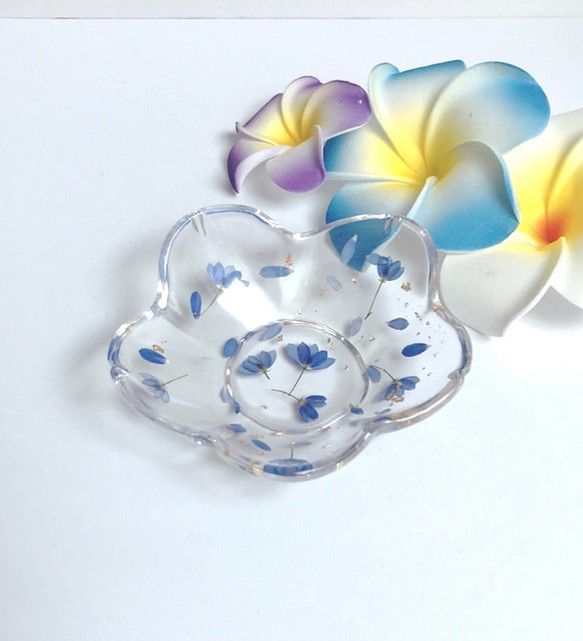 ブルー小花のお花形アクセサリートレイ 1枚目の画像