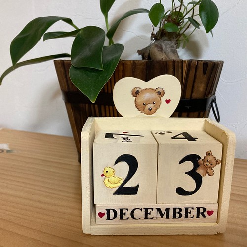 可愛いクマの万年カレンダー（アイボリー）トールペイント　ハンドメイド