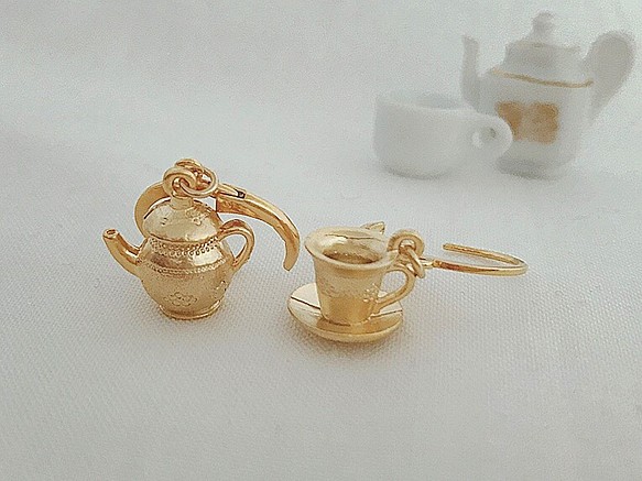 [也可以使用項鍊]茶杯和鍋耳環（金） 第1張的照片
