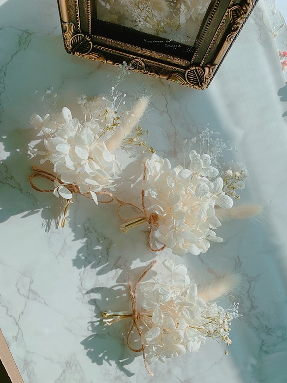 ホワイトアジサイ　ナチュラルミニブーケ ミニブーケ　ドライフラワー　席札　ウエディング　結婚式　スワッグ 1枚目の画像