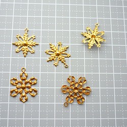 5個　アンティーク風ブラスパーツ　ゴールド　繊細な雪の結晶 1枚目の画像