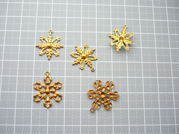 5個　アンティーク風ブラスパーツ　ゴールド　繊細な雪の結晶 1枚目の画像