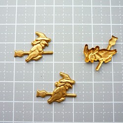3個　アンティーク風ブラスパーツ　ゴールド　箒に乗って空を飛ぶ魔女　ハロウィン 1枚目の画像