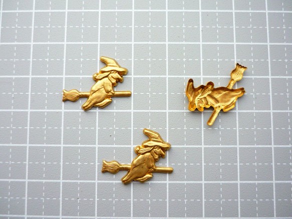 3個　アンティーク風ブラスパーツ　ゴールド　箒に乗って空を飛ぶ魔女　ハロウィン 1枚目の画像