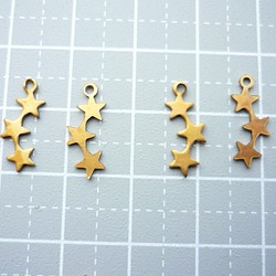 11個　アンティーク風ブラスパーツ　ゴールド　小さな星　三つ綴り 1枚目の画像
