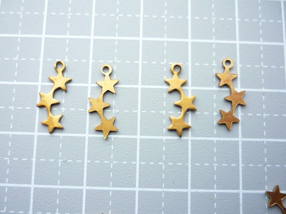 11個　アンティーク風ブラスパーツ　ゴールド　小さな星　三つ綴り 1枚目の画像