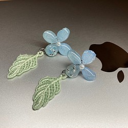 空色アジサイと葉っぱレースのピアス（イヤリング） 1枚目の画像