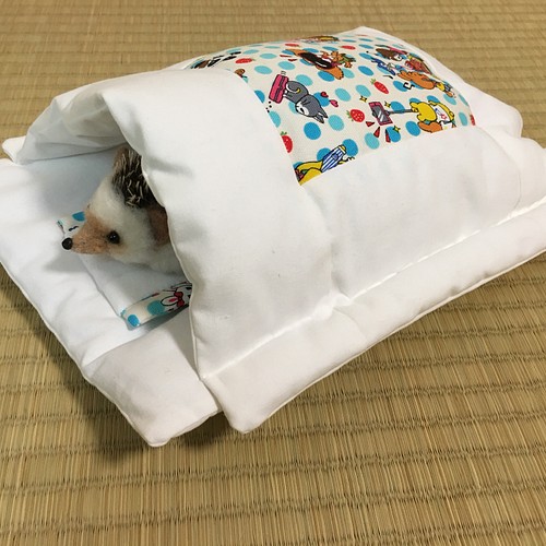 ハリネズミの布団「おふとんねる」昭和レトロ 寝袋 寝床 ケージ ベッド 