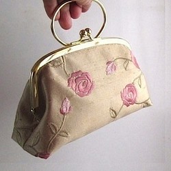 薔薇の刺繍・がま口型ポーチバッグ　（スエーデン製ファヴリック） 1枚目の画像