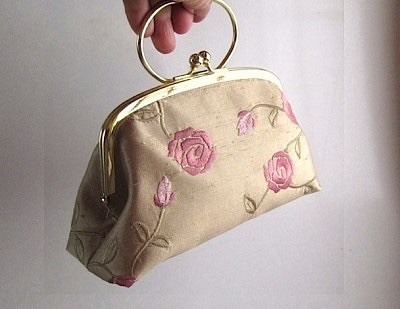 薔薇の刺繍・がま口型ポーチバッグ　（スエーデン製ファヴリック） 1枚目の画像