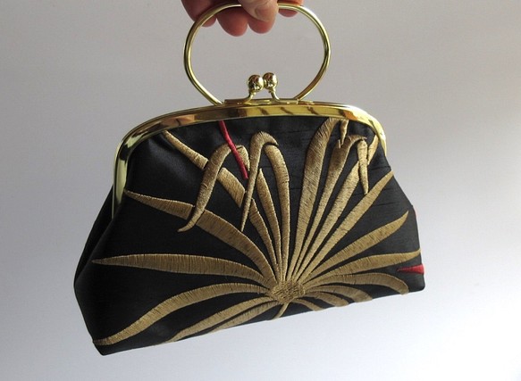 がま口型ポーチバッグ・シュロの葉の刺繍（英国製） 1枚目の画像