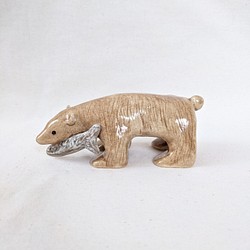 陶器のクマ　鮭 1枚目の画像