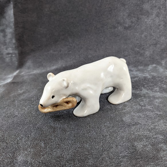 陶器の白クマ　フランスパン 1枚目の画像