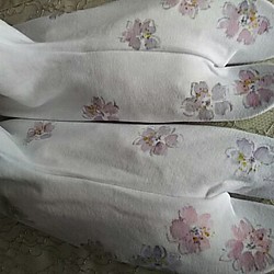 ストレッチの足袋(桜墨絵風) 手描き 1枚目の画像