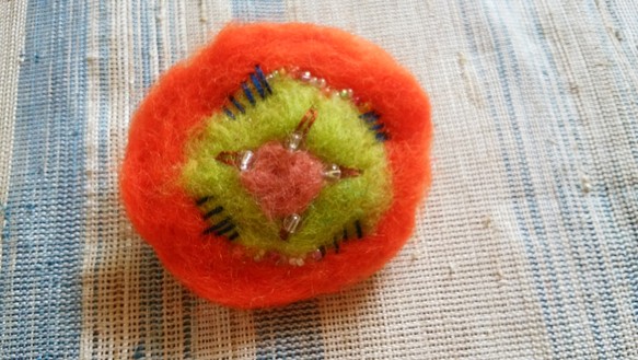 羊毛コサージュ　オレンジの実 1枚目の画像