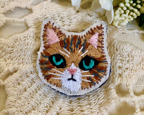 トラ猫の刺繍ブローチ