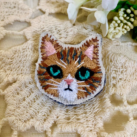 トラ猫の刺繍ブローチ 1枚目の画像